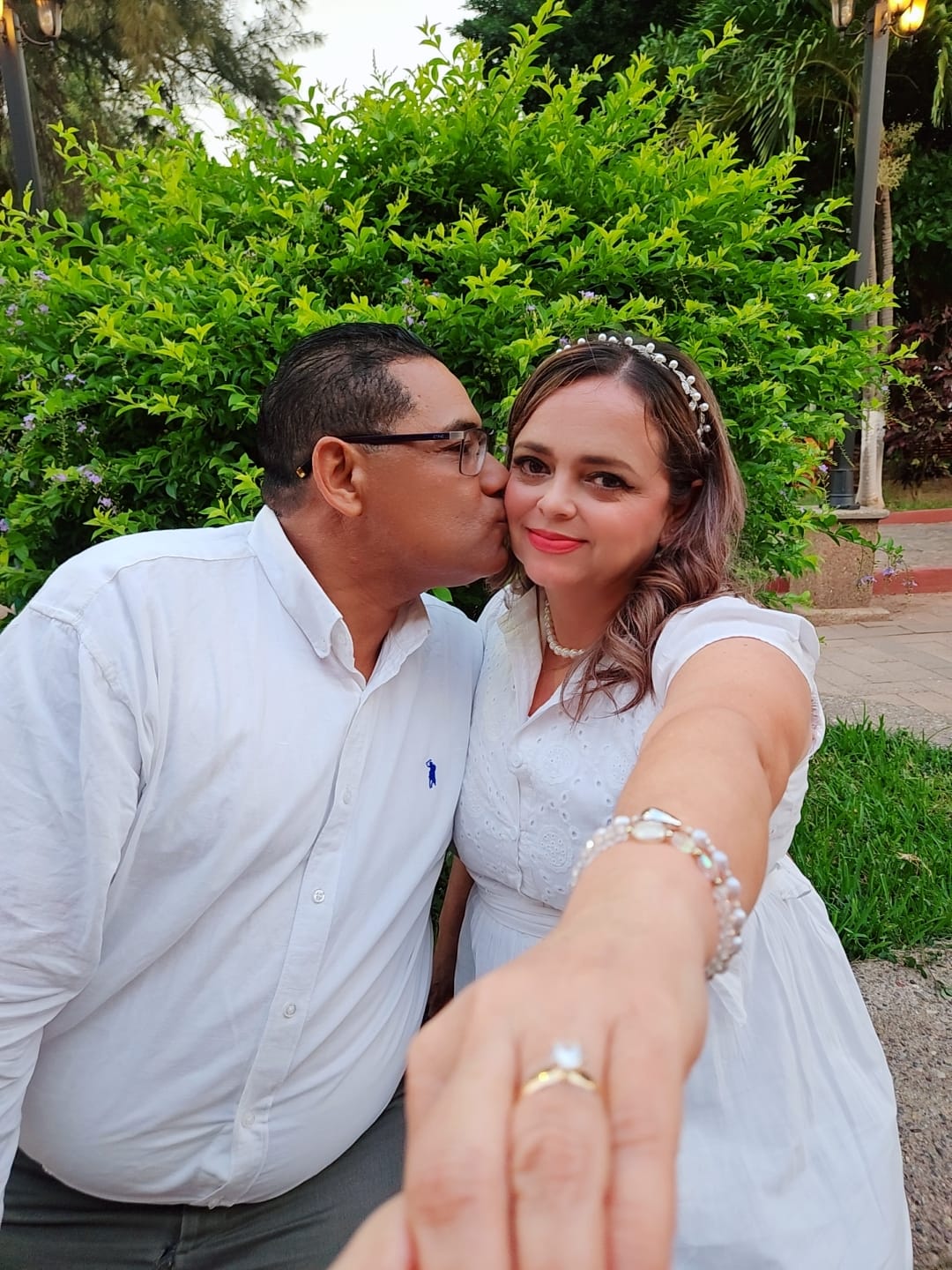 Claudia muestra su anillo de compromiso